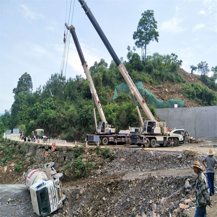 利辛县汽车掉沟里叫吊车救援要多少钱